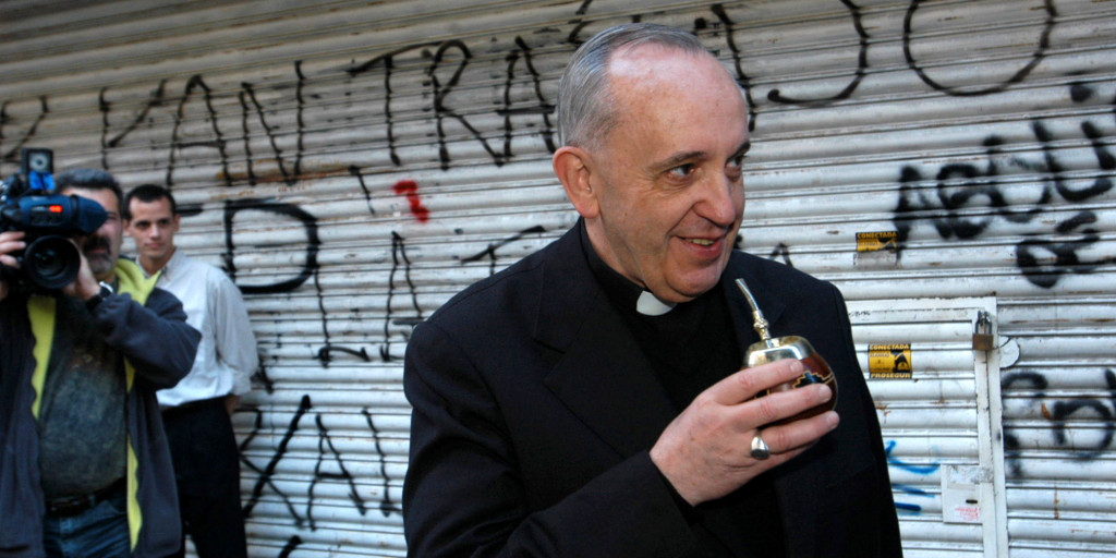 El cardenal argentino Jorge Bergoglio bebe mate, la bebida tradicional argentina, en Buenos Aires, el 3 de marzo de 2013. Bergoglio fue elegido papa el 13 de marzo de 2013. (Foto AP/ DyN)